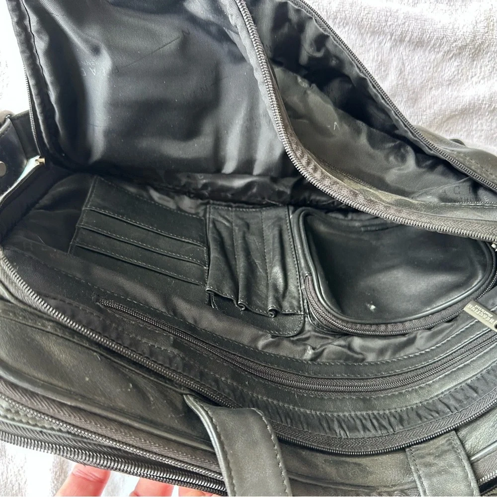 Kenneth Cole leather computer shoulder bag